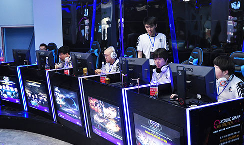 年中屡屡夺 年中屡屡夺